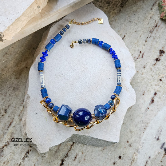 Naszyjnik z Lapis Lazuli i materiałów z drugiego obiegu Naszyjnik z Lapis Lazuli i materiałów z drugiego obiegu