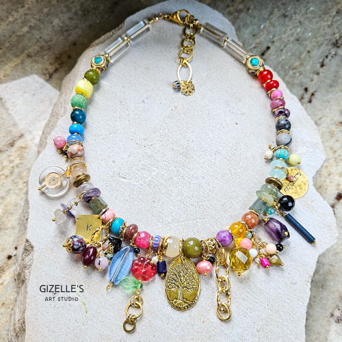 Naszyjnik ręcznie zlożony z wielu kamieni naturalnych oraz zawieszek małych i dużych, o niregularnym kształcie, wielokolorowe.