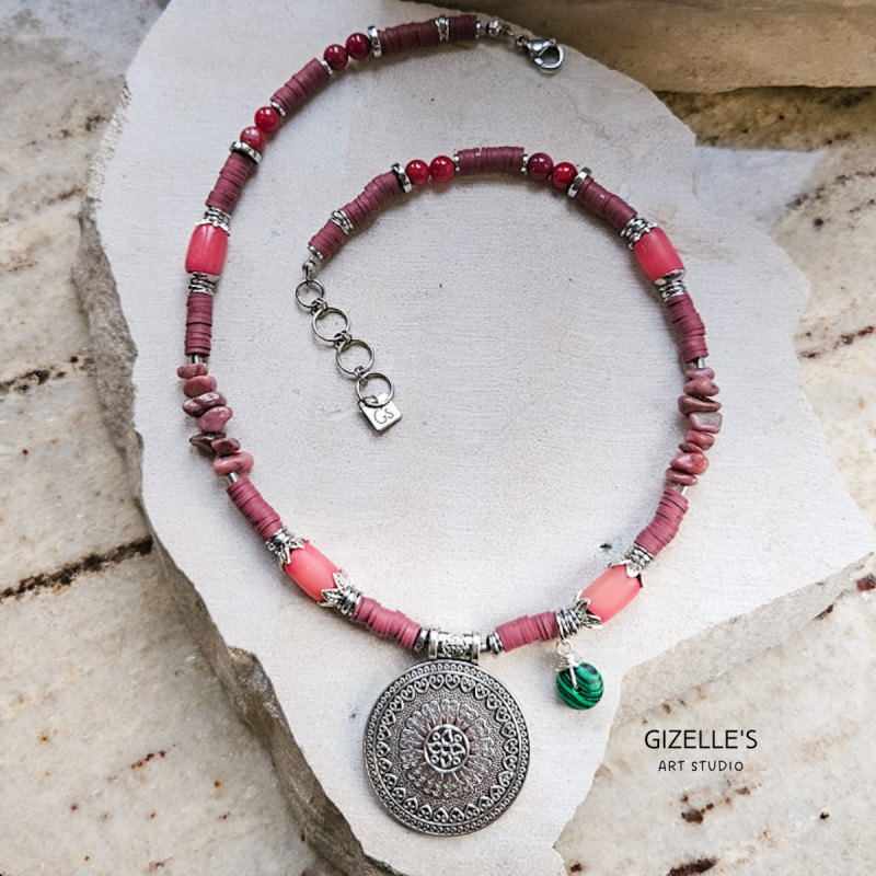 Naszyjnik z dużą metalową zawieszką i kamieniami naturalnymi w kolorze brudnego różu.