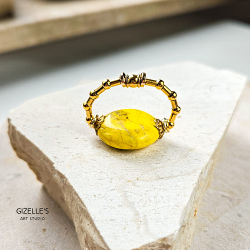 Pierścionek Yellowstone – żółty howlit i mosiądz