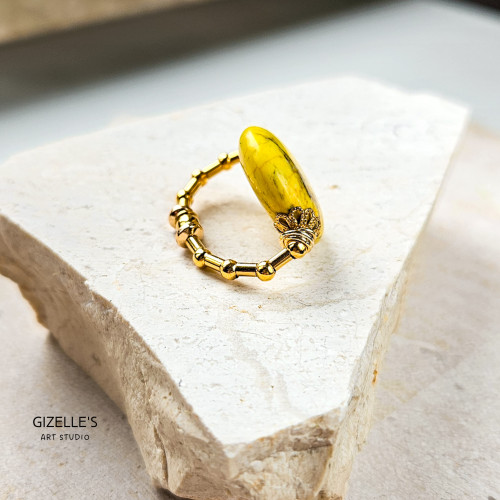 Pierścionek Yellowstone – żółty howlit i mosiądz