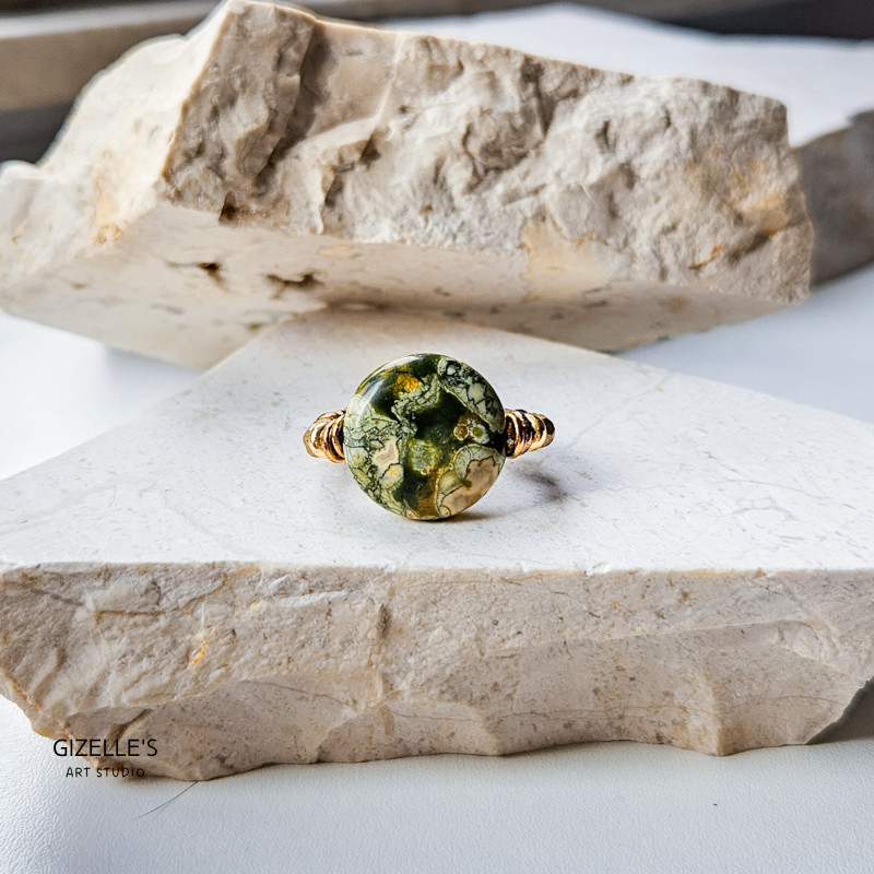 Pierścionek elastyczny z zieloną monetą z kamienia naturalnego - zielonego riolitu kwiatowego.