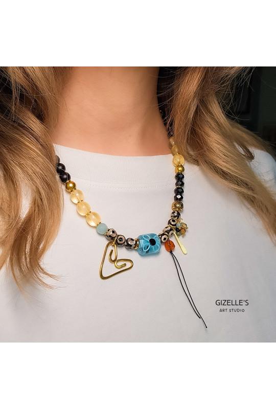 naszyjnik z kamieni naturalnych i szklanych kryształków z mosiężnymi dodatkami.