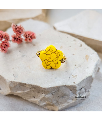pierścionek elastyczny z żółtym kamieniem naturalnym howlit, w kształcie kwiatu śliwy.