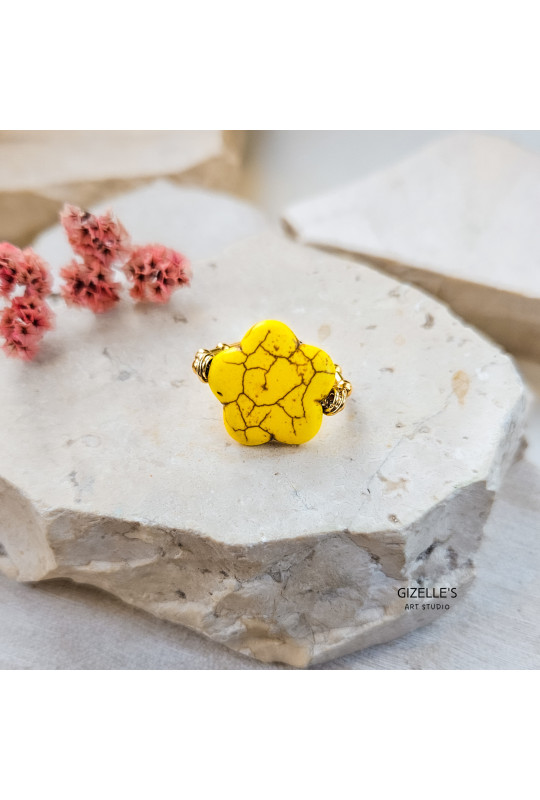 pierścionek elastyczny z żółtym kamieniem naturalnym howlit, w kształcie kwiatu śliwy.