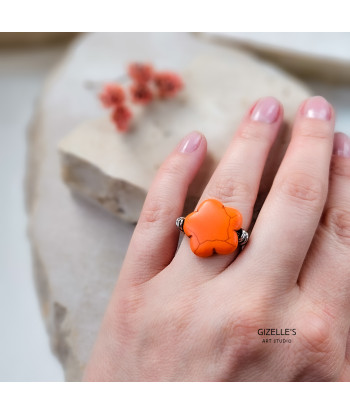 Elastyczny pierścionek na gumce jubilerskiej z kamieniem naturalnym - howlitem pomarańczowym.