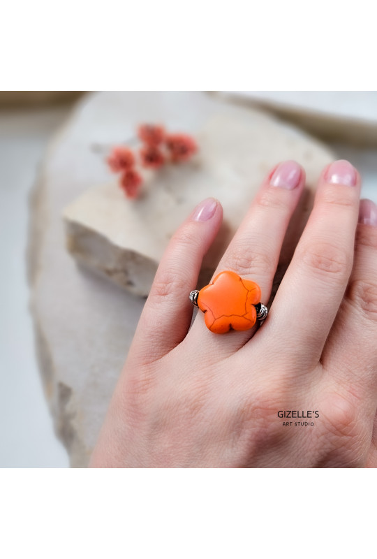 Elastyczny pierścionek na gumce jubilerskiej z kamieniem naturalnym - howlitem pomarańczowym.