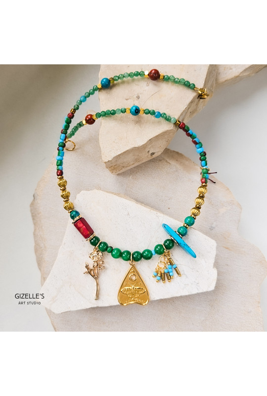 Zielony naszyjnik z zawieszkami