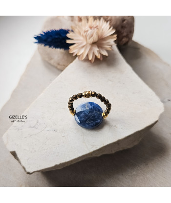 Elastyczny pierścionek True Blue – sodalit i złote detale