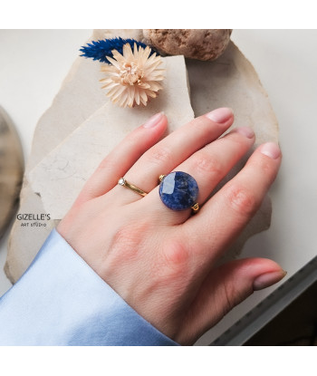 Elastyczny pierścionek True Blue – sodalit i złote detale