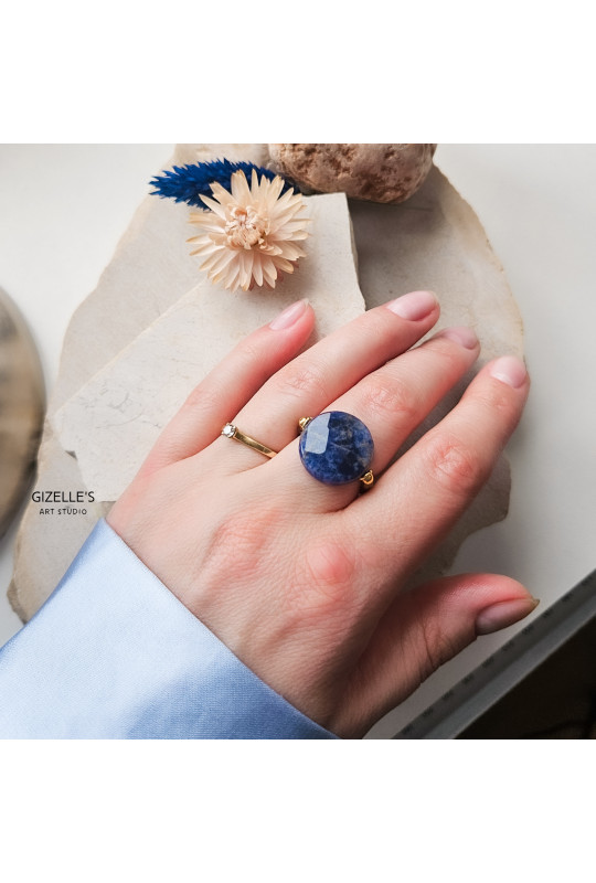 Elastyczny pierścionek True Blue – sodalit i złote detale