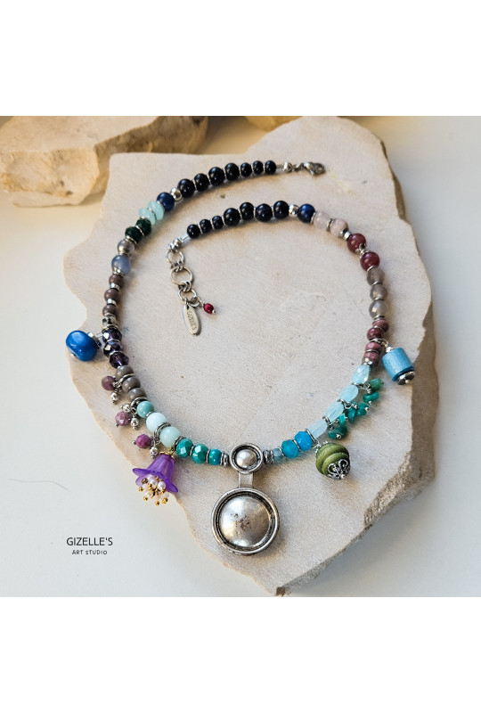 Hoppipolla – kolorowy naszyjnik z kamieni i odzysku