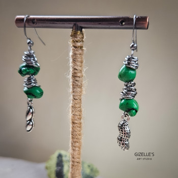 Kolczyki MANAMANA - zielony howlit i metalowe detale