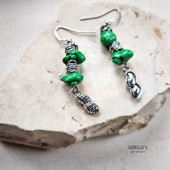 Kolczyki MANAMANA - zielony howlit i metalowe detale