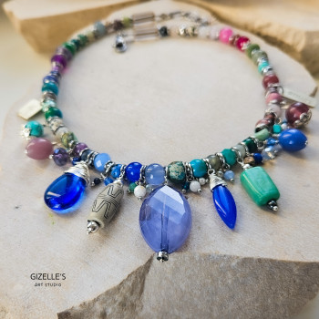 Bogaty Soft Summer – artystyczny naszyjnik w chłodnych kolorach