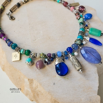 Bogaty Soft Summer – artystyczny naszyjnik w chłodnych kolorach