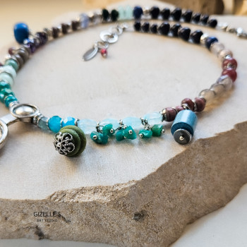 Hoppipolla – kolorowy naszyjnik z kamieni i odzysku