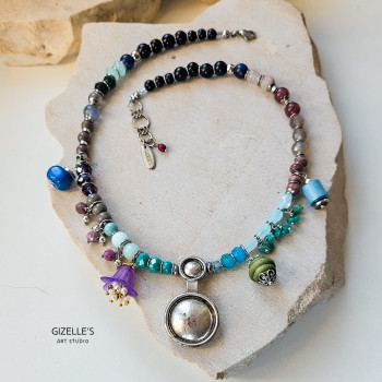 Hoppipolla – kolorowy naszyjnik z kamieni i odzysku