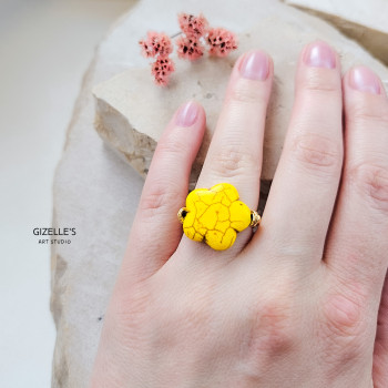 Pierścionek Lemonade – żółty howlit i stal szlachetna