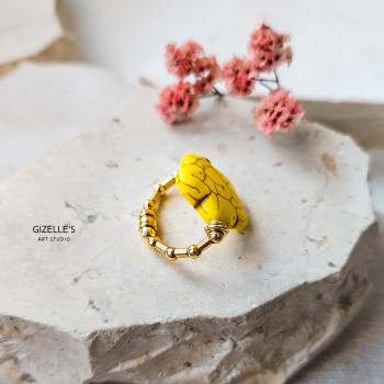 Pierścionek Lemonade – żółty howlit i stal szlachetna