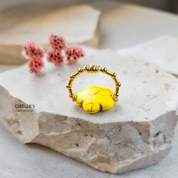 Pierścionek Lemonade – żółty howlit i stal szlachetna