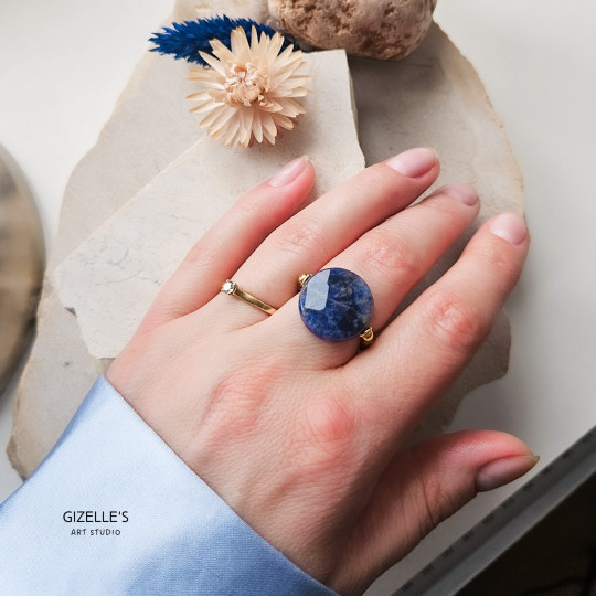 Elastyczny pierścionek True Blue – sodalit i złote detale