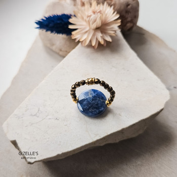 Elastyczny pierścionek True Blue – sodalit i złote detale