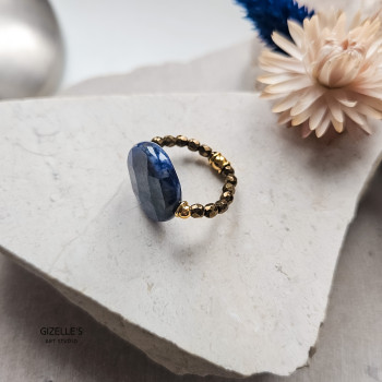 Elastyczny pierścionek True Blue – sodalit i złote detale