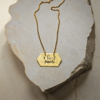 Naszyjnik POWOLI – biżuteria handmade z napisem