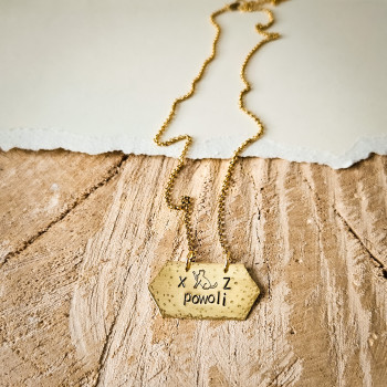 Naszyjnik POWOLI – biżuteria handmade z napisem