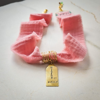 Naszyjnik Wierna Sobie – muślin, plakietka z napisem