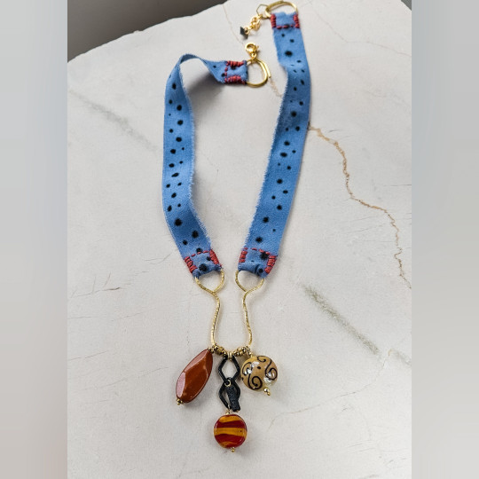 Naszyjnik tekstylny DICKSON z zawieszkami z odzysku