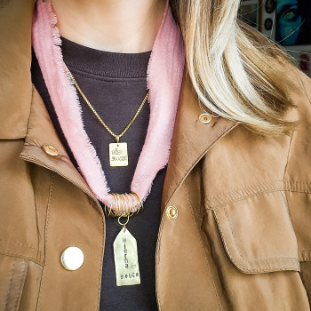 Naszyjnik Wierna Sobie – muślin, plakietka z napisem