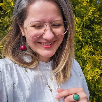 Kolczyki WISIENKI – lekka biżuteria z odzysku, hematyt i mosiądz | Gizelle’s