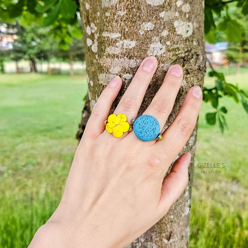 Pierścionek na gumce Sponge z niebieskiej lawy wylkanicznej