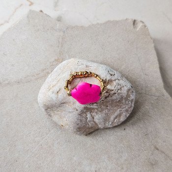 Elastyczny pierścionek Pink Lemonade z różowym howlitem w kształcie kwiatu śliwy i złotą stalą szlachetną.