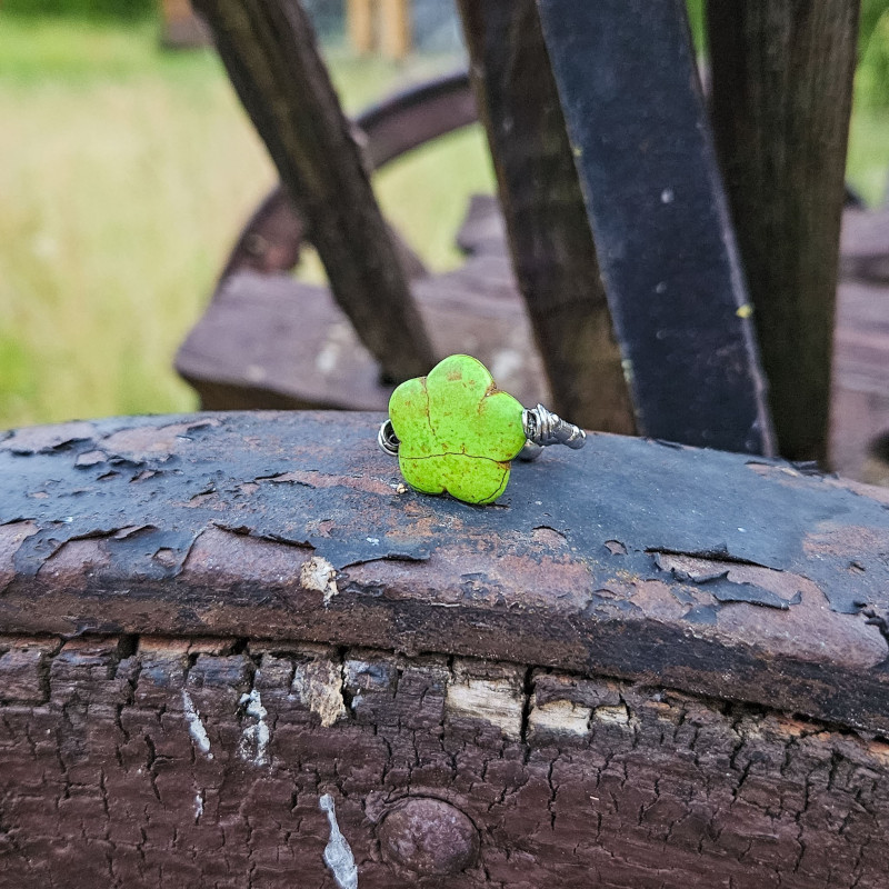 Elastyczny pierścionek Apple Fizz z zielonym howlitem i srebrną stalą szlachetną.
