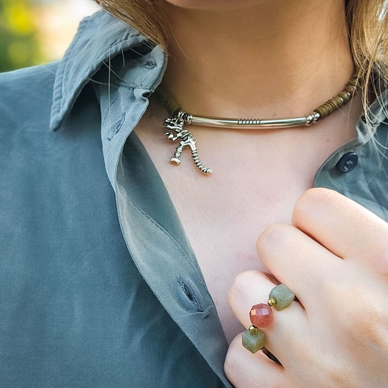 Choker z zielonych kamieni z zawieszką w kształcie szkieletu dinozaura