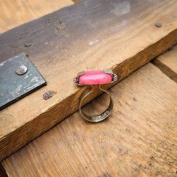 Artystyczny pierścionek z różowym rodonitem i ręcznie formowaną obrączką z alpaki