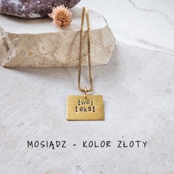 Zawieszka personalizowana z napisem z mosiądzu.