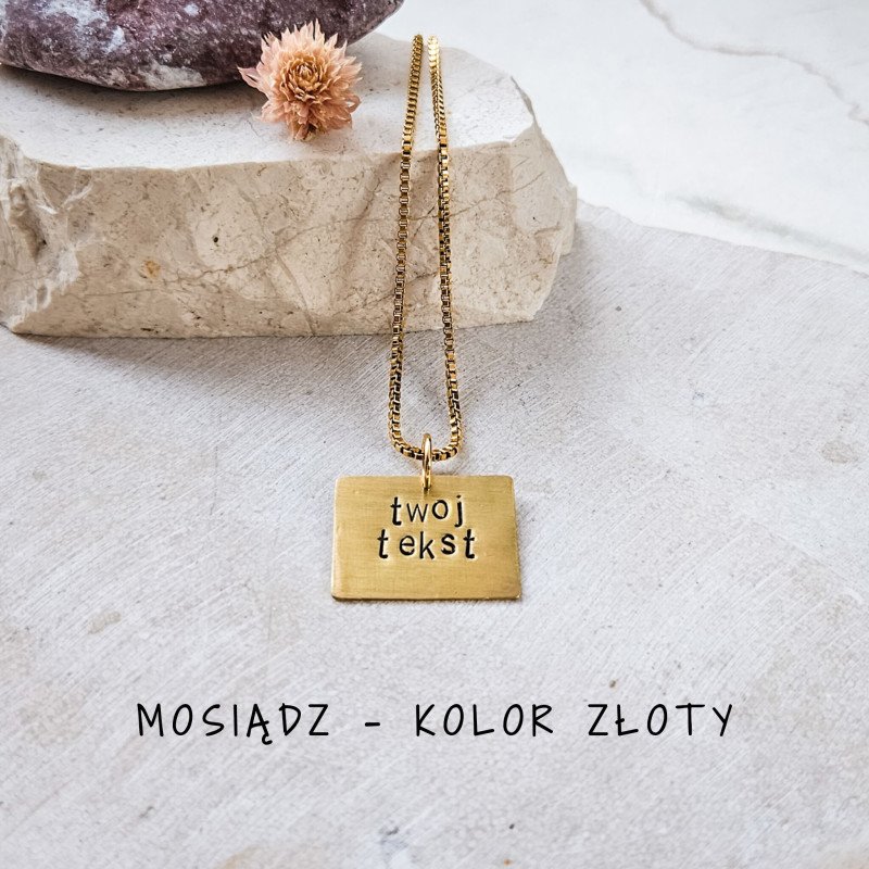 Zawieszka personalizowana z napisem z mosiądzu.