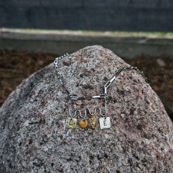 Naszyjnik LOVE z mosiądzu i alpaki | Gizelle's