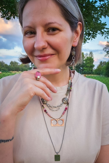 Pierścionek Lea z różowym rodonitem | Gizelle's