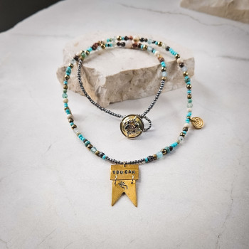 Naszynik You Can z kamieni i szkła z zawieszką w mosiądzu.